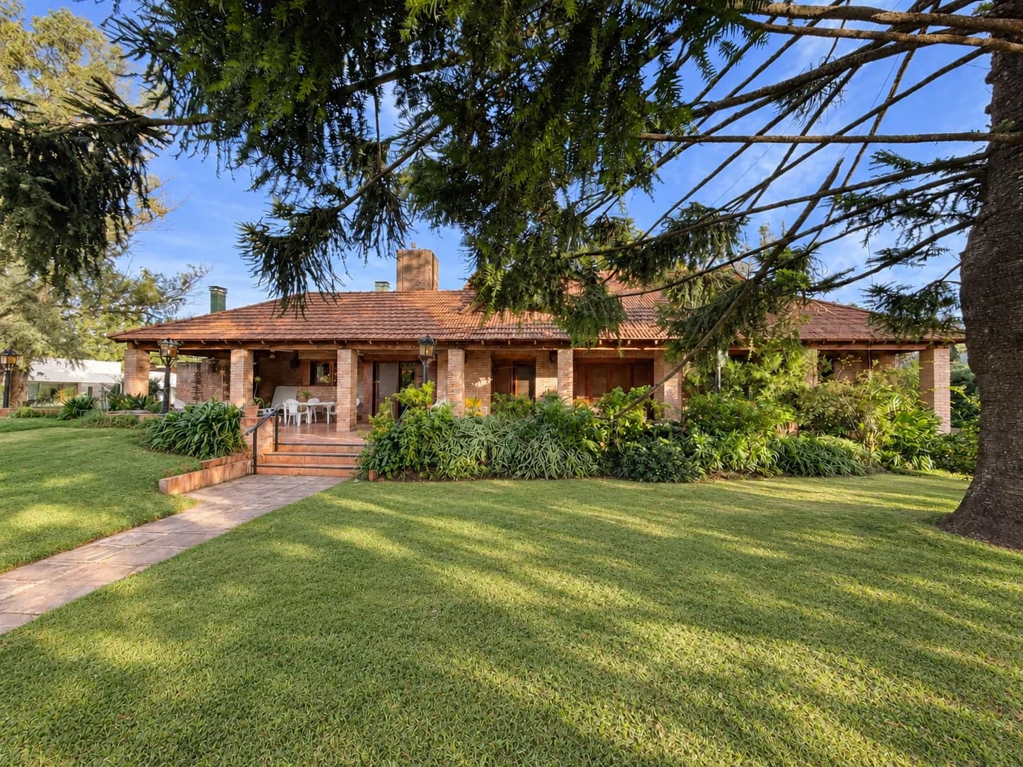 Casa estilo chalet de 5 dormitorios en 2.546 m² (2 lotes) en Funes
