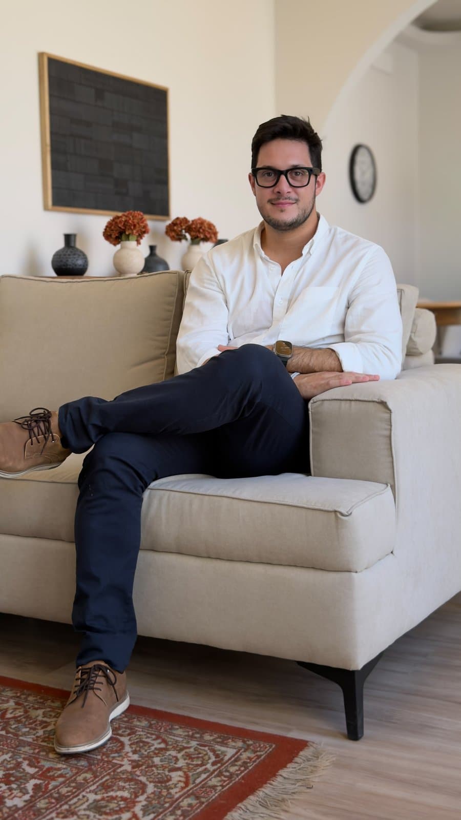 Asesor inmobiliario revisando un living preparado para mostrar una propiedad