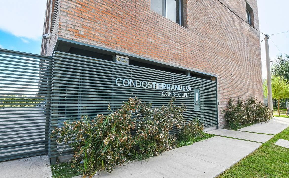 Departamento en venta duplex de 2 dormitorios con terraza parrillero y cochera