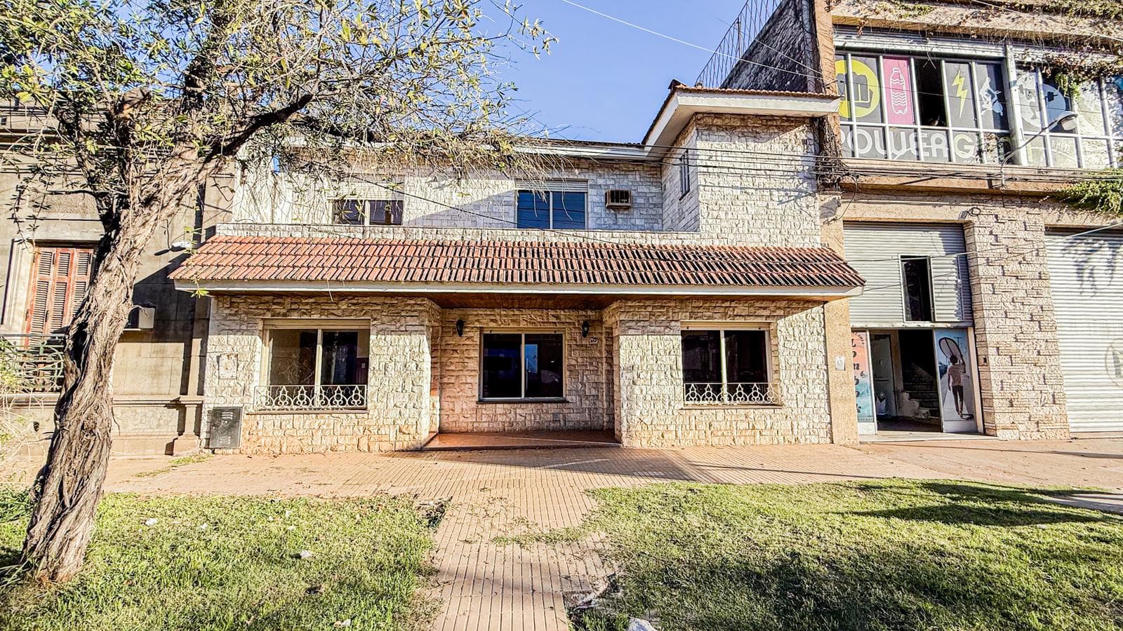 Casa 4 dormitorios en venta en Roldan centro frente al banco nacion