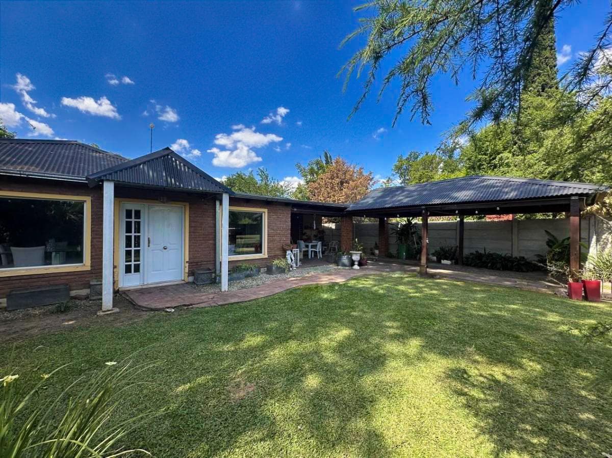 Casa en venta 2 dormitorios con pileta en Roldán loteo Santa Teresa