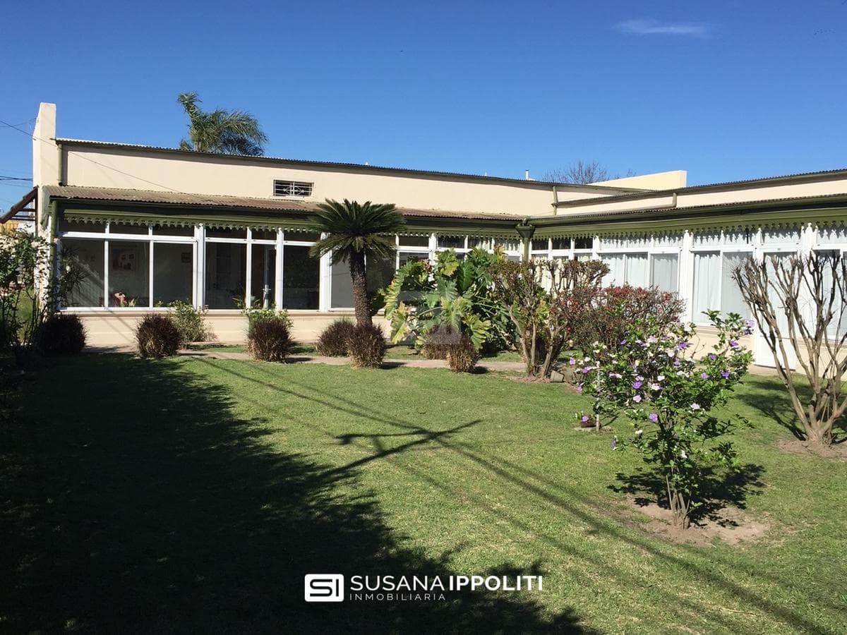 Casa en venta de 6 dormitorios apto institucional en barrio America, Roldan