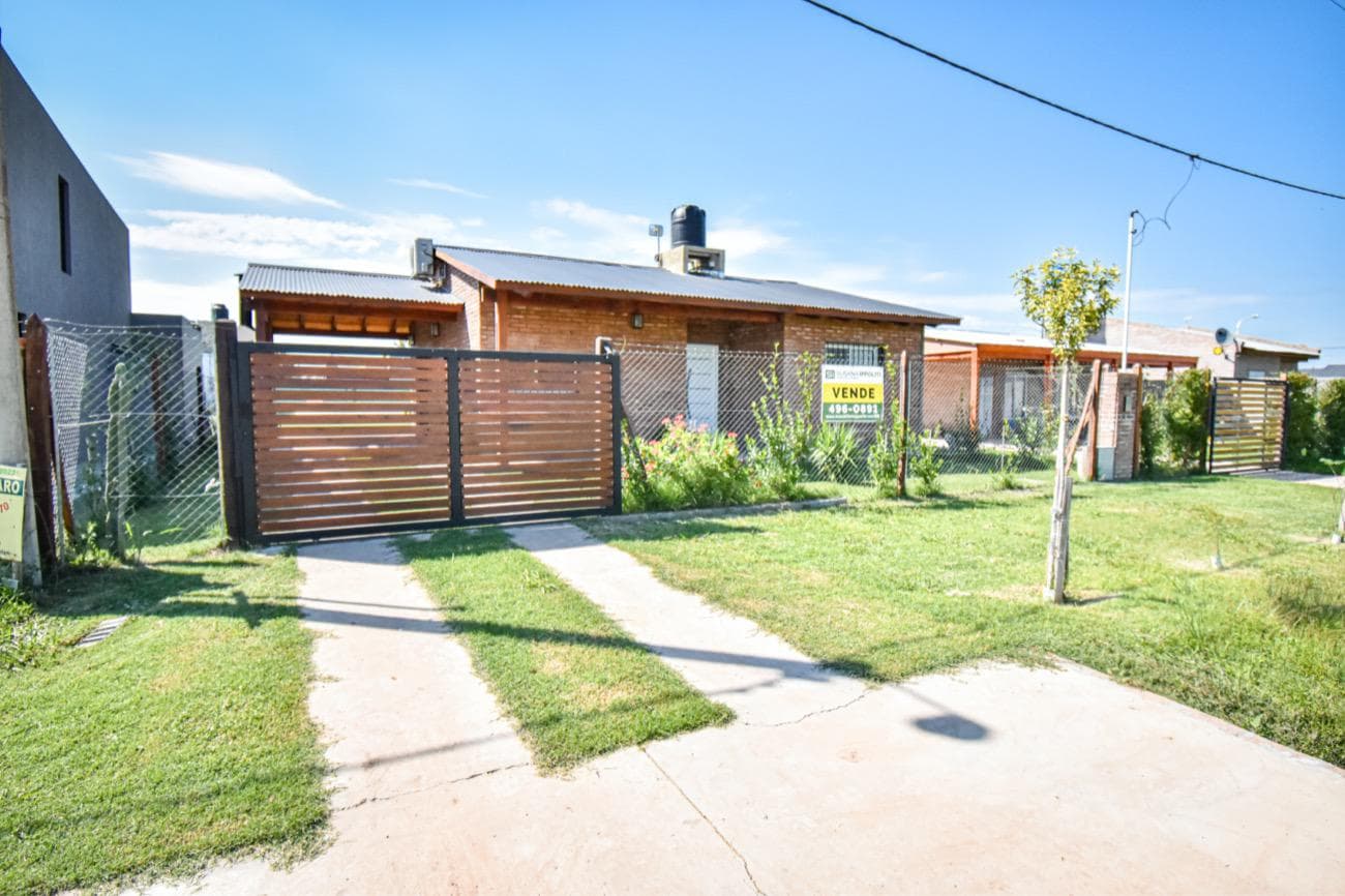Casa en venta 2 dormitorios con pileta en Punta Chacra,Roldán