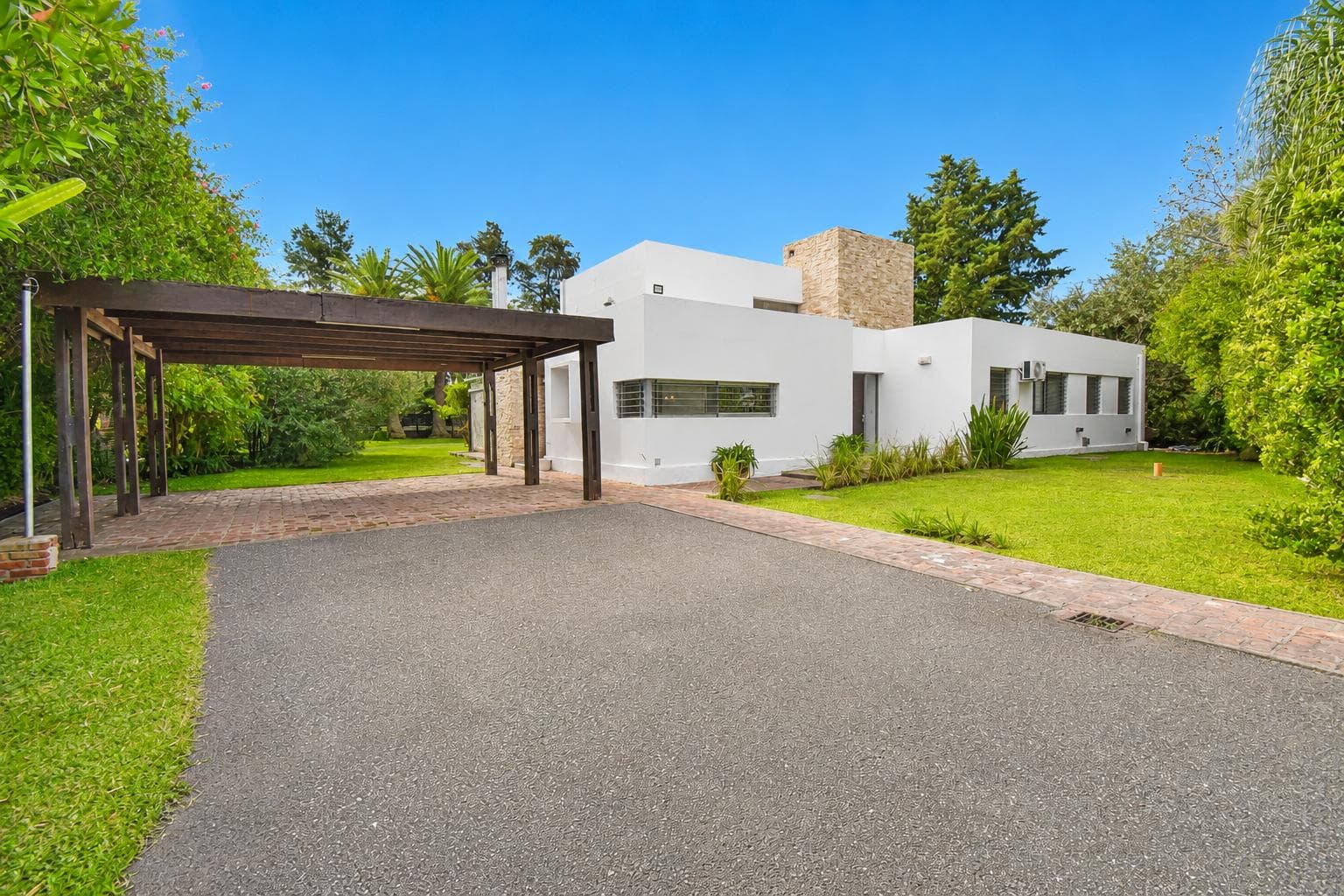 Casa en venta de 3 dormitorios con pileta y amplio jardín en Funes