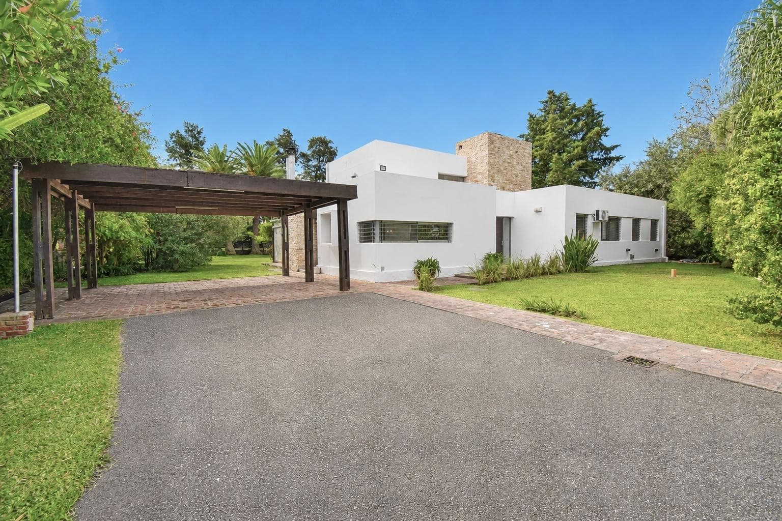 Casa en venta de 3 dormitorios con pileta y amplio jardín en Funes