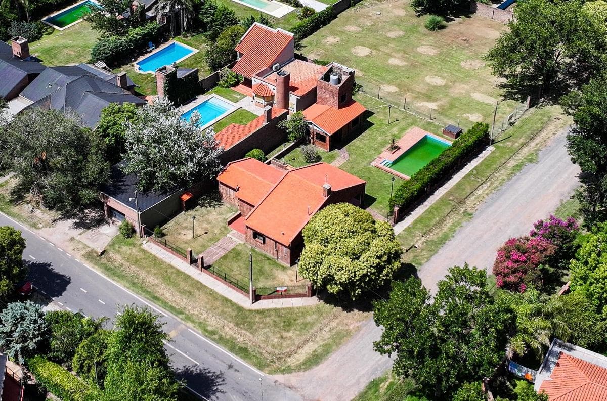 Casa en venta 2 dormitorios con pileta en Barrio Los Troncos, Funes