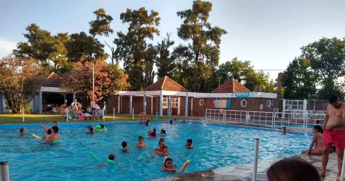Piletas en Funes y Roldán: cuánto cuesta hacerla, mantenerla y qué pide cada municipio
